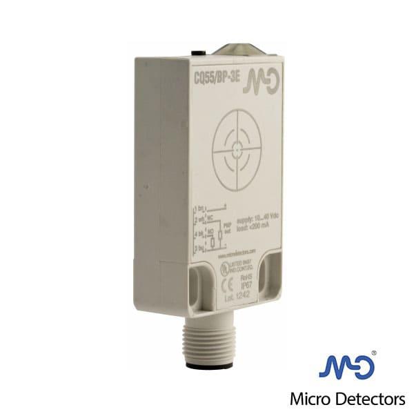 Sensor capacitivo rectangular. Distancia de actuación de 4 a 25mm ajustable. Alimentación de 10-40VCC. Salida NPN o PNP.
