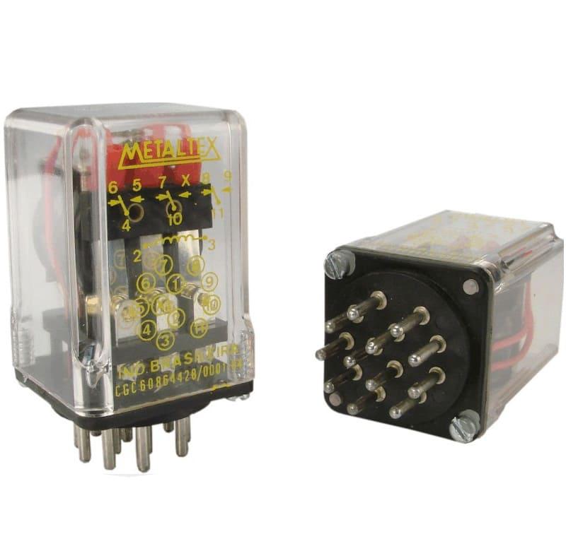 Relé industrial, 1 contacto reversible, bobina 12VCC, capacidad de 12A, 8 pines plug-in