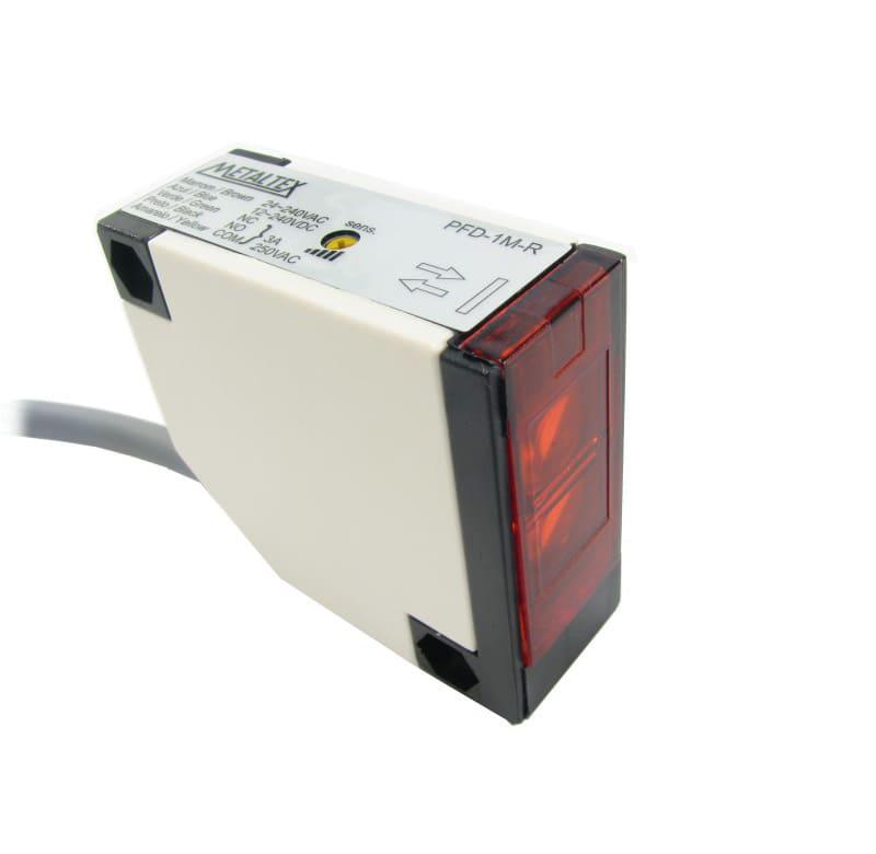 Sensor fotoelétrico retangular para uso geral  reflexão difusa (distância de até 1 metro). Sua alimentação é de 24 a 240VCA/VCC. Possui ajuste de sensibilidade e saída à relé para comutação de cargas até 3A/250VCA. Possui cabo de 2 metros incorporado. Código PFD-1M-R