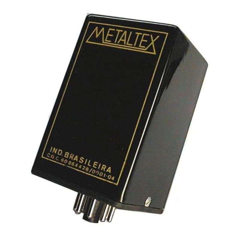 Relé de tiempo con retardo en la desconexión, el relé se cierra inmediatamente al ser alimentado y solamente se abre en el tiempo preajustado después de la interrupción de la alimentación. Posee diversas opciones de tensión de alimentación.