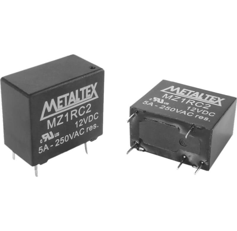 Relé miniatura de potencia, 1 contacto reversible, voltaje 5VCC, capacidad de 3A, terminal para CI